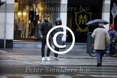 Amsterdam 16 november 2015
Frank Rijkaard met zijn vrouw Stephanie op straat in de regen.