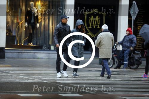 Amsterdam 16 november 2015
Frank Rijkaard met zijn vrouw Stephanie op straat in de regen.