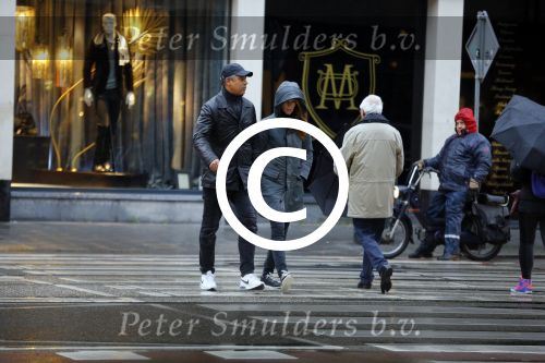 Amsterdam 16 november 2015
Frank Rijkaard met zijn vrouw Stephanie op straat in de regen.