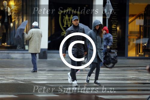 Amsterdam 16 november 2015
Frank Rijkaard met zijn vrouw Stephanie op straat in de regen.