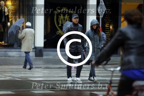 Amsterdam 16 november 2015
Frank Rijkaard met zijn vrouw Stephanie op straat in de regen.