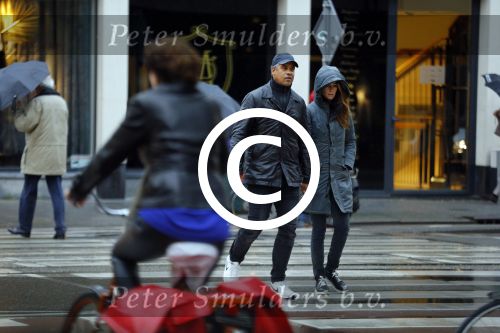 Amsterdam 16 november 2015
Frank Rijkaard met zijn vrouw Stephanie op straat in de regen.