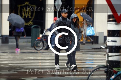 Amsterdam 16 november 2015
Frank Rijkaard met zijn vrouw Stephanie op straat in de regen.