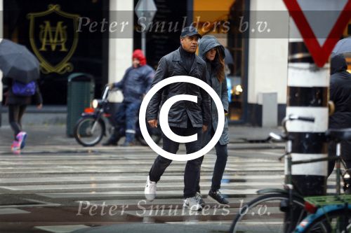 Amsterdam 16 november 2015
Frank Rijkaard met zijn vrouw Stephanie op straat in de regen.