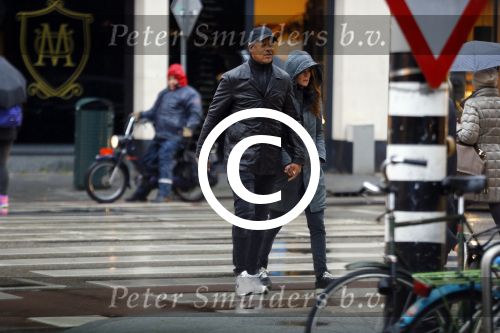 Amsterdam 16 november 2015
Frank Rijkaard met zijn vrouw Stephanie op straat in de regen.