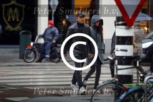 Amsterdam 16 november 2015
Frank Rijkaard met zijn vrouw Stephanie op straat in de regen.