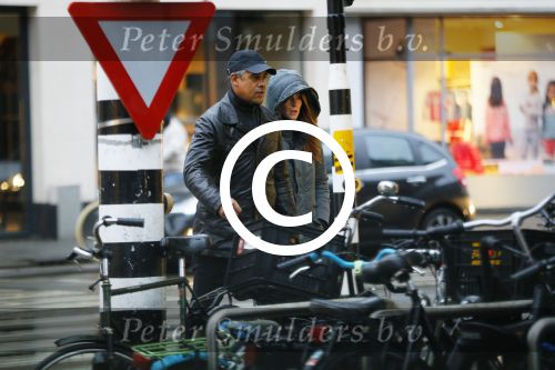 Amsterdam 16 november 2015
Frank Rijkaard met zijn vrouw Stephanie op straat in de regen.