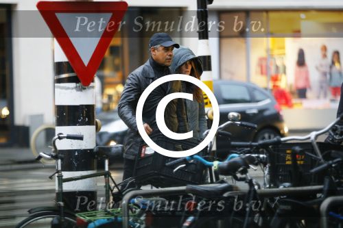 Amsterdam 16 november 2015
Frank Rijkaard met zijn vrouw Stephanie op straat in de regen.