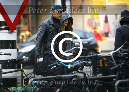 Amsterdam 16 november 2015
Frank Rijkaard met zijn vrouw Stephanie op straat in de regen.