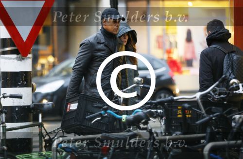 Amsterdam 16 november 2015
Frank Rijkaard met zijn vrouw Stephanie op straat in de regen.