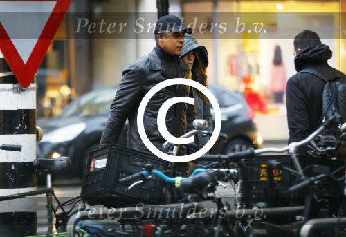 Amsterdam 16 november 2015
Frank Rijkaard met zijn vrouw Stephanie op straat in de regen.
