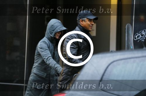 Amsterdam 16 november 2015
Frank Rijkaard met zijn vrouw Stephanie op straat in de regen.