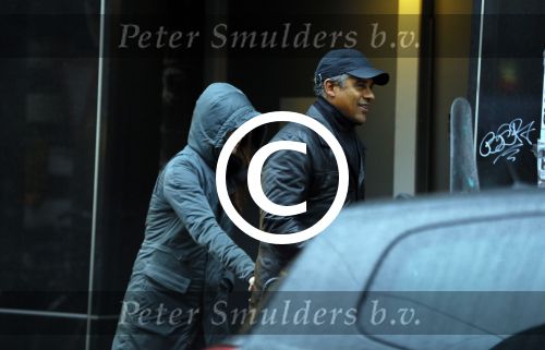 Amsterdam 16 november 2015
Frank Rijkaard met zijn vrouw Stephanie op straat in de regen.