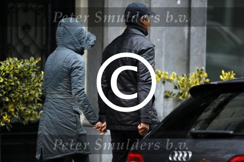 Amsterdam 16 november 2015
Frank Rijkaard met zijn vrouw Stephanie op straat in de regen.