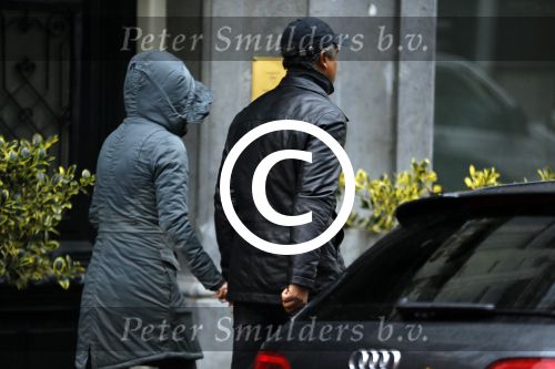 Amsterdam 16 november 2015
Frank Rijkaard met zijn vrouw Stephanie op straat in de regen.