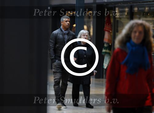 Amsterdam 21 oktober 2015
Frank Rijkaard aan het winkelen met zijn moeder in het gelderlandplein