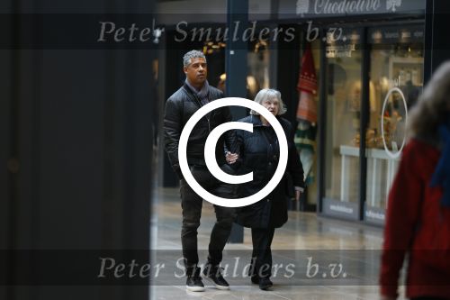 Amsterdam 21 oktober 2015
Frank Rijkaard aan het winkelen met zijn moeder in het gelderlandplein