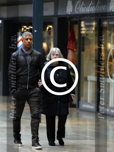 Amsterdam 21 oktober 2015
Frank Rijkaard aan het winkelen met zijn moeder in het gelderlandplein