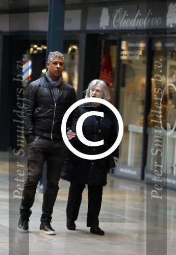 Amsterdam 21 oktober 2015
Frank Rijkaard aan het winkelen met zijn moeder in het gelderlandplein