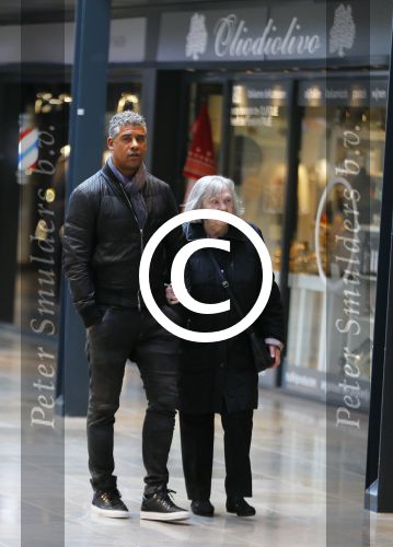 Amsterdam 21 oktober 2015
Frank Rijkaard aan het winkelen met zijn moeder in het gelderlandplein