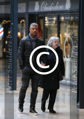 Amsterdam 21 oktober 2015
Frank Rijkaard aan het winkelen met zijn moeder in het gelderlandplein