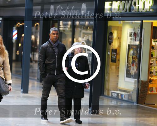 Amsterdam 21 oktober 2015
Frank Rijkaard aan het winkelen met zijn moeder in het gelderlandplein