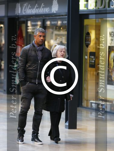 Amsterdam 21 oktober 2015
Frank Rijkaard aan het winkelen met zijn moeder in het gelderlandplein