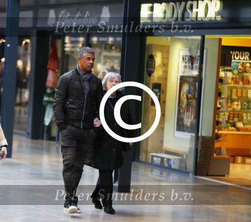 Amsterdam 21 oktober 2015
Frank Rijkaard aan het winkelen met zijn moeder in het gelderlandplein