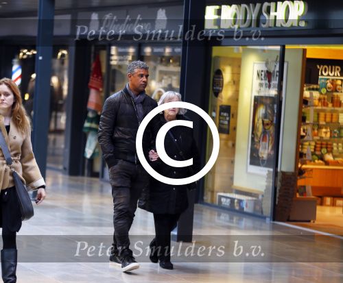 Amsterdam 21 oktober 2015
Frank Rijkaard aan het winkelen met zijn moeder in het gelderlandplein