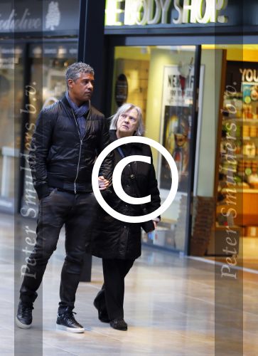 Amsterdam 21 oktober 2015
Frank Rijkaard aan het winkelen met zijn moeder in het gelderlandplein