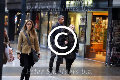 Amsterdam 21 oktober 2015
Frank Rijkaard aan het winkelen met zijn moeder in het gelderlandplein