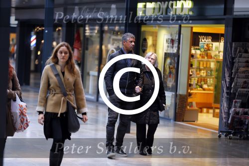 Amsterdam 21 oktober 2015
Frank Rijkaard aan het winkelen met zijn moeder in het gelderlandplein