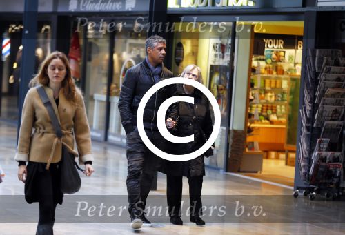 Amsterdam 21 oktober 2015
Frank Rijkaard aan het winkelen met zijn moeder in het gelderlandplein