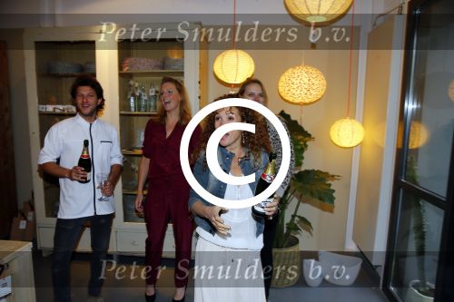 Amsterdam 16 oktober 2015
Katja Schuurman opent return to sender winkel op westergasfabriek terrein in Amsterdam. Haar vriend Freek v Noordwijk doet de catering.