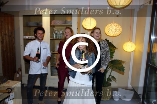 Amsterdam 16 oktober 2015
Katja Schuurman opent return to sender winkel op westergasfabriek terrein in Amsterdam. Haar vriend Freek v Noordwijk doet de catering.