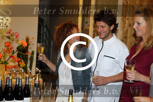 Amsterdam 16 oktober 2015
Katja Schuurman opent return to sender winkel op westergasfabriek terrein in Amsterdam. Haar vriend Freek v Noordwijk doet de catering.
