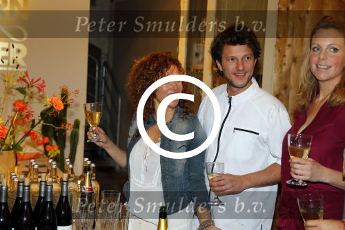 Amsterdam 16 oktober 2015
Katja Schuurman opent return to sender winkel op westergasfabriek terrein in Amsterdam. Haar vriend Freek v Noordwijk doet de catering.