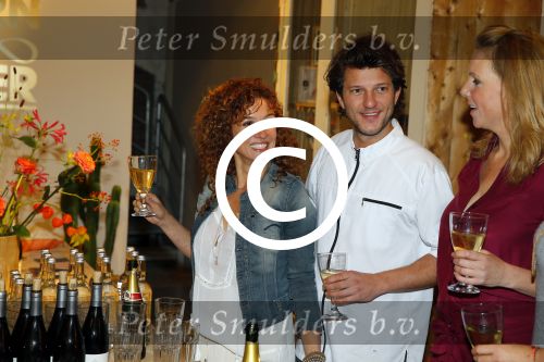Amsterdam 16 oktober 2015
Katja Schuurman opent return to sender winkel op westergasfabriek terrein in Amsterdam. Haar vriend Freek v Noordwijk doet de catering.