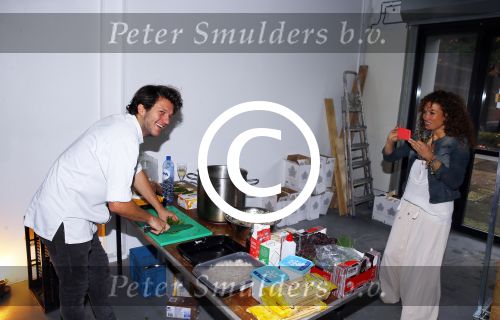 Amsterdam 16 oktober 2015
Katja Schuurman opent return to sender winkel op westergasfabriek terrein in Amsterdam. Haar vriend Freek v Noordwijk doet de catering.