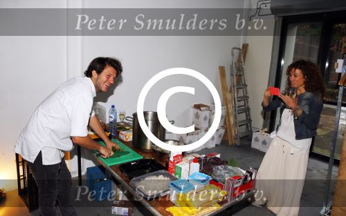 Amsterdam 16 oktober 2015
Katja Schuurman opent return to sender winkel op westergasfabriek terrein in Amsterdam. Haar vriend Freek v Noordwijk doet de catering.
