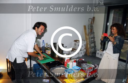 Amsterdam 16 oktober 2015
Katja Schuurman opent return to sender winkel op westergasfabriek terrein in Amsterdam. Haar vriend Freek v Noordwijk doet de catering.