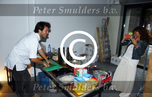 Amsterdam 16 oktober 2015
Katja Schuurman opent return to sender winkel op westergasfabriek terrein in Amsterdam. Haar vriend Freek v Noordwijk doet de catering.