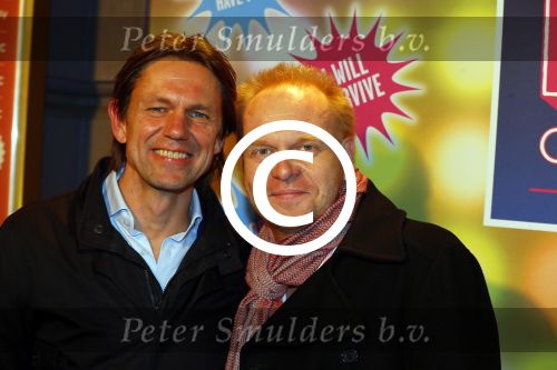 Amsterdam 11 november 2015
Premiere queen of the dessert met oa Jason Donovan Simon Greete Adam Bailey en Philip Childs in carre. Frits Huffnagel met een kennis