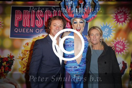 Amsterdam 11 november 2015
Premiere queen of the dessert met oa Jason Donovan Simon Greete Adam Bailey en Philip Childs in carre. Frits Sissing met vrouw
