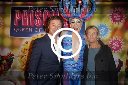 Amsterdam 11 november 2015
Premiere queen of the dessert met oa Jason Donovan Simon Greete Adam Bailey en Philip Childs in carre. Frits Sissing met vrouw