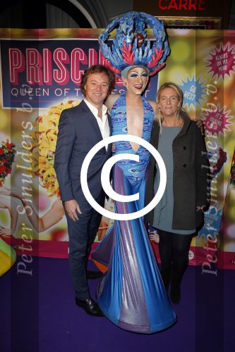 Amsterdam 11 november 2015
Premiere queen of the dessert met oa Jason Donovan Simon Greete Adam Bailey en Philip Childs in carre. Frits Sissing met vrouw