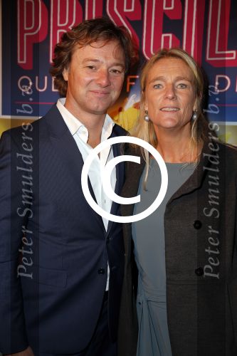 Amsterdam 11 november 2015
Premiere queen of the dessert met oa Jason Donovan Simon Greete Adam Bailey en Philip Childs in carre. Frits Sissing met vrouw