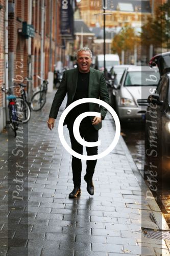 Amsterdam 13 november 2015  
Presentatie kookboek Gordon bij blushing Amsterdam.
John v d Heuvel reikt het uit.