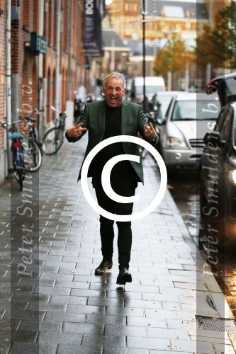 Amsterdam 13 november 2015  
Presentatie kookboek Gordon bij blushing Amsterdam.
John v d Heuvel reikt het uit.