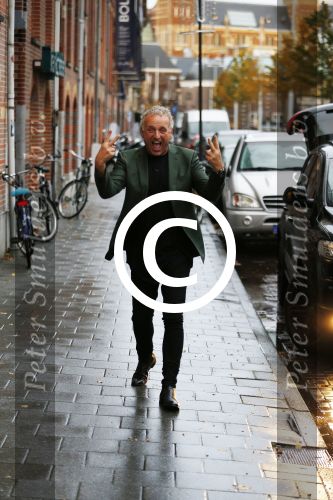 Amsterdam 13 november 2015  
Presentatie kookboek Gordon bij blushing Amsterdam.
John v d Heuvel reikt het uit.